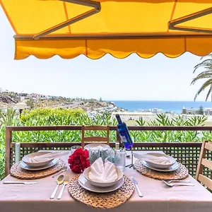 Increible Terraza Con Vistas Al Mar En Apartamento